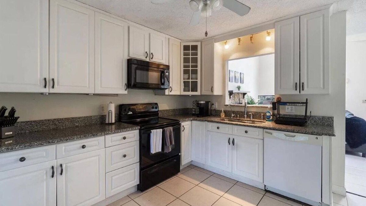 Arlington Villa | Lake Access Gem! 4Bd 2Ba High Ceiling /Peaceful Oasis Near Dwntwn Jacksonville