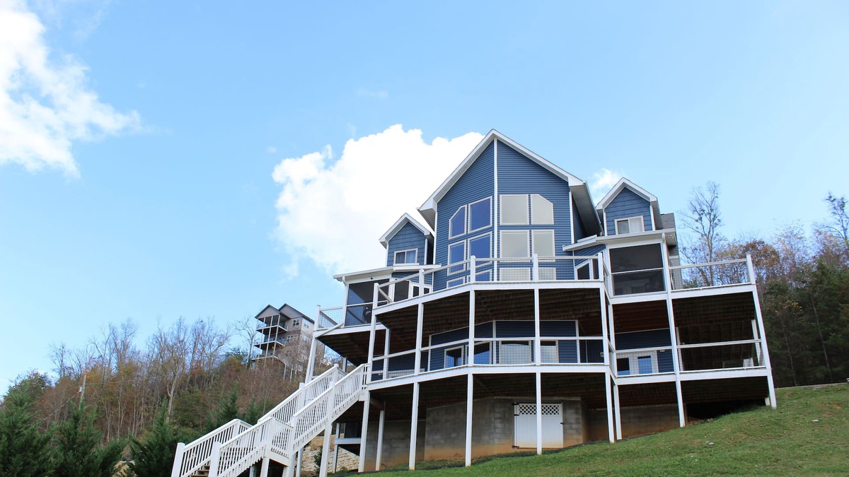 Sevierville House | Lake access in front yard with private dock!