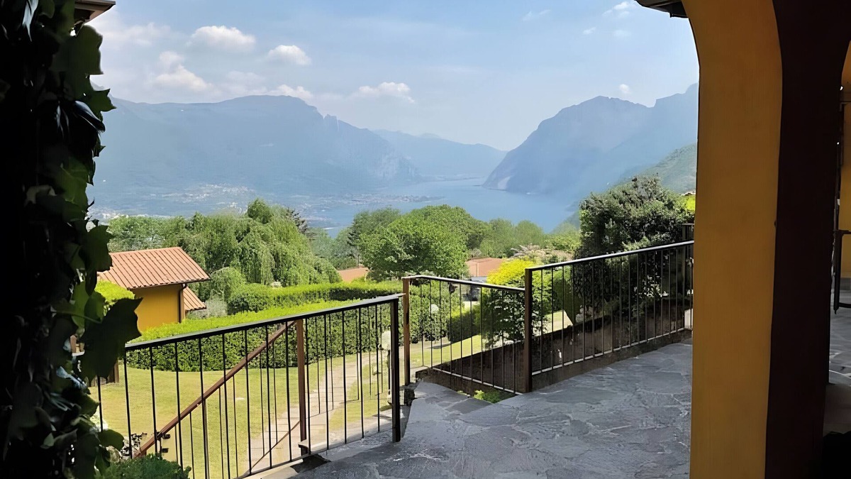 Civenna Apartment | Lake and Mountain Holiday House