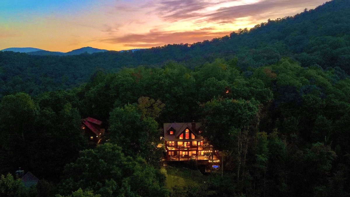Necowa Cove Cabin | Lake Blue Ridge cabin! KAYAKS, Hot Tub, Mountain Views, Fenced yard, Paved roads