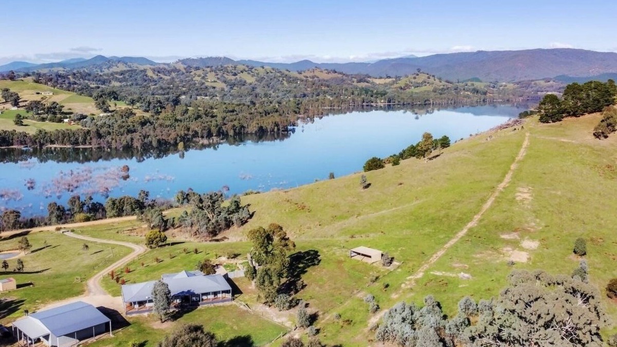 Mansfield House | Lake Breeze Lakeside Holiday House