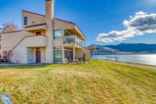 Chelan Apartment | Lake Chelan Shores - Beachfront Sunsets #6-5