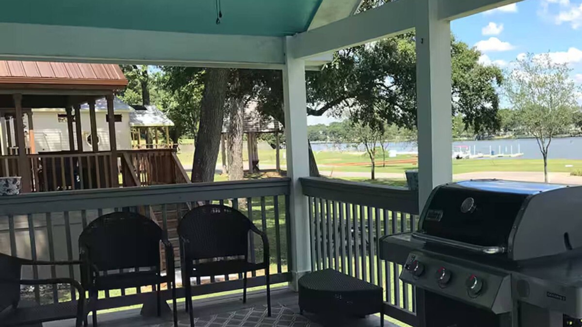 Willis Cottage | Lake Conroe Cottage with Lakeview