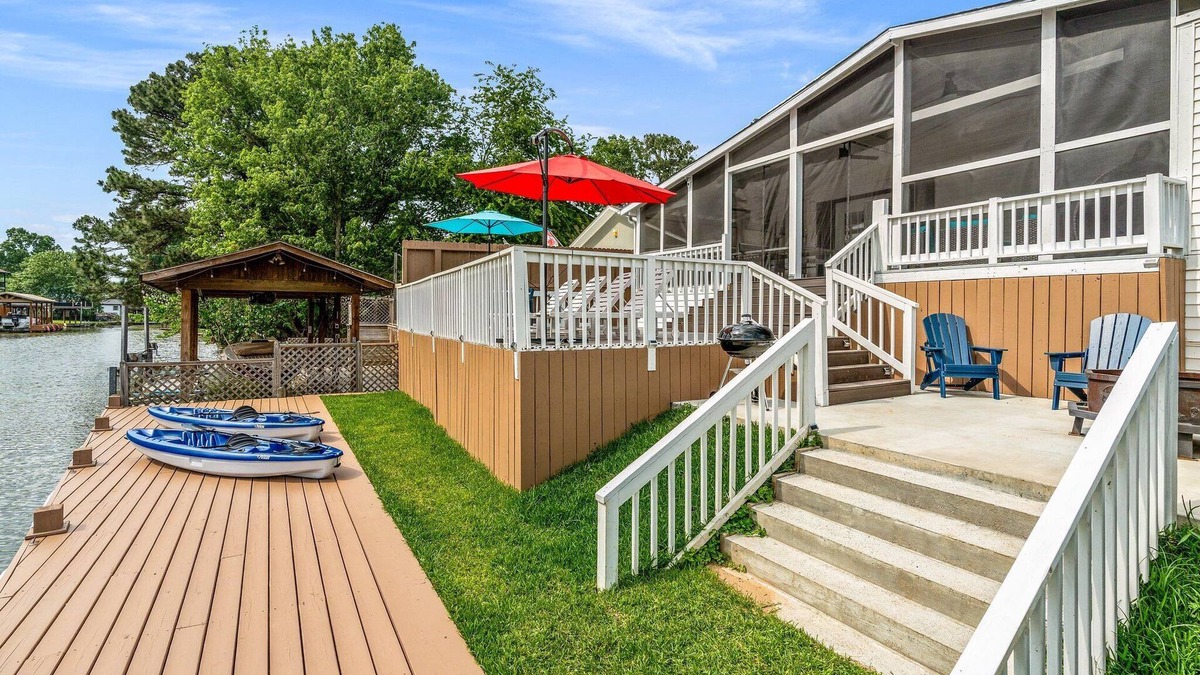 Willis House | Lake Conroe Oasis w/dock, covered patio, kayaks, ping-pong, games, & more!