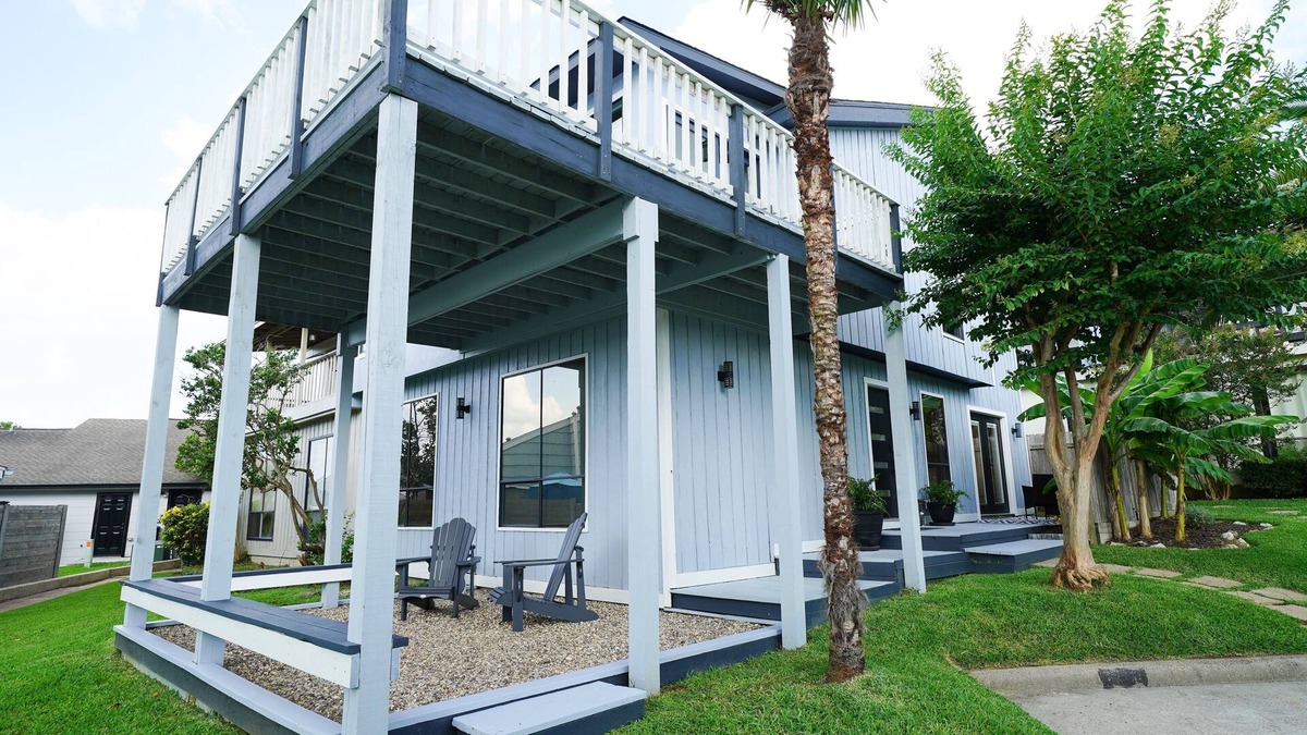 April Sound House | Lake Conroe Retreat. Stunning Views & Private Deck