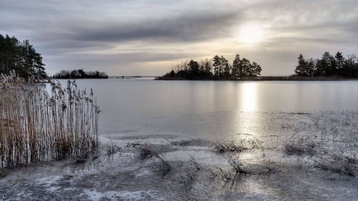 Tofta Cabin | Lake cottage by the sea with its own lake plot, jetty and boat