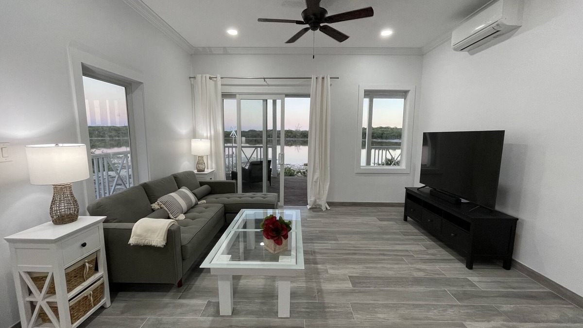 William's Town Cottage | Lake Cottage: Relaxing Cottage with jacuzzi -2 mn walk to Tropic of Cancer beach