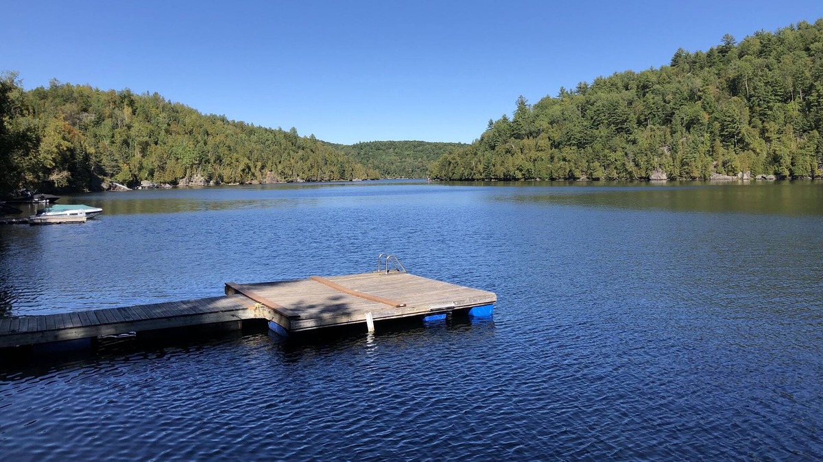 Val-des-Monts Villa | Lake Cottage (sea-doo & hot tub)
