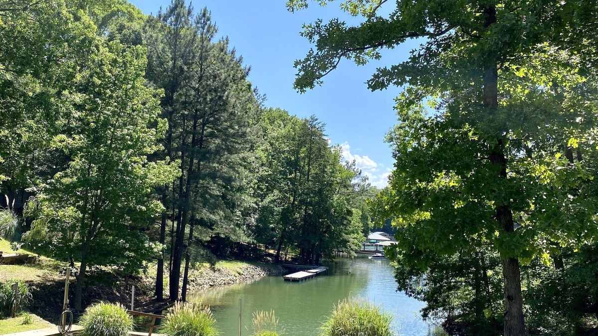 Mayhew House | ⭐️ LAKE DAZE ⭐️ Waterfront Lake Retreat & BYOB - Bring Your Own Boat!