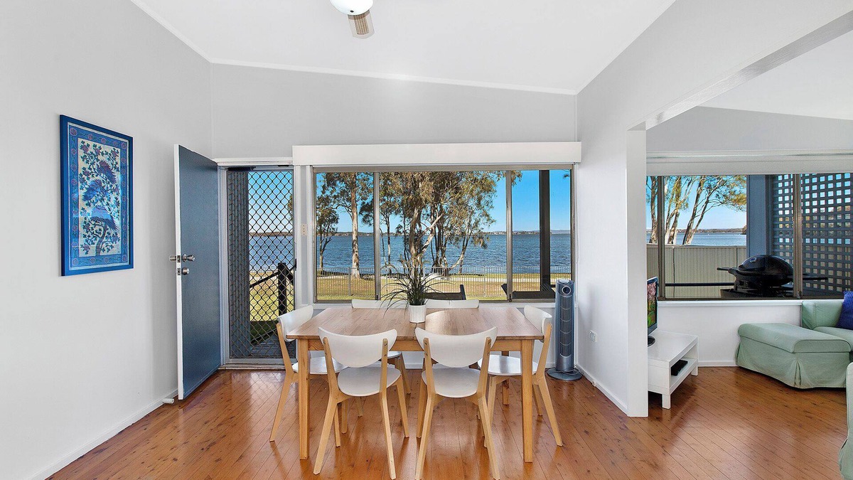Buff Point Apartment | Lake Edge Cottage - Pet Friendly Accommodation
