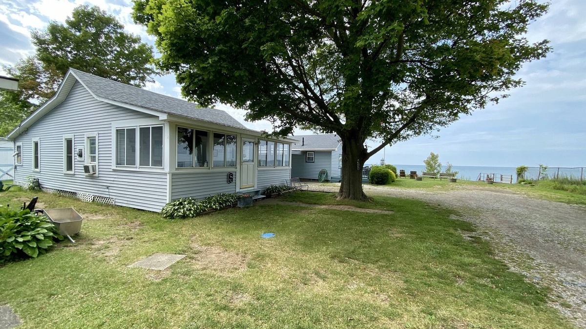 Geneva-on-the-Lake Cottage | Lake Erie Views - Beach Access - 8 Minute Walk to GOTL Strip!