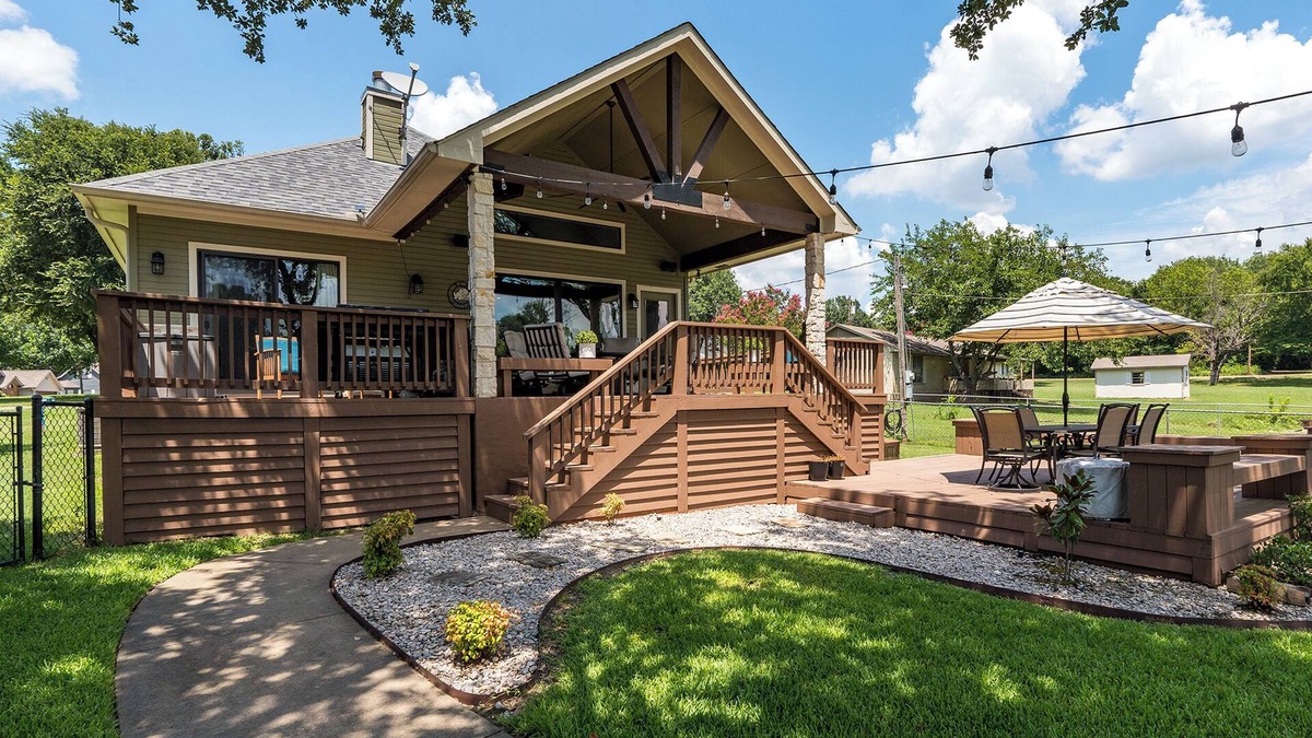 Leisure Land House | Lake Escape – Private Deck, Fire-pit & Fishing Dock