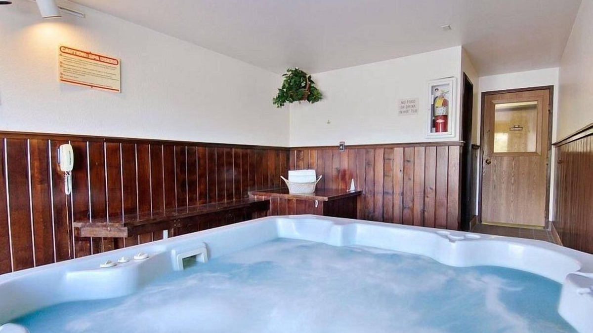 Ponderay House | Lake Escape! Spacious Queen Unit, Shuttle, Laundry, Breakfast, Parking, Spa Tub!