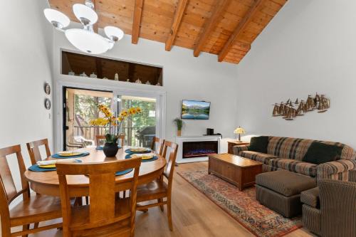 Carnelian Woods House | Lake Escape