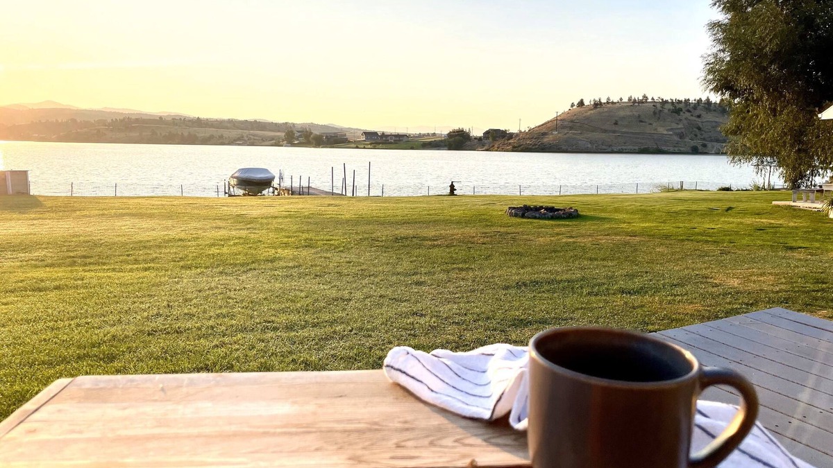 Helena House | LAKE ESCAPE - Waterfront Property