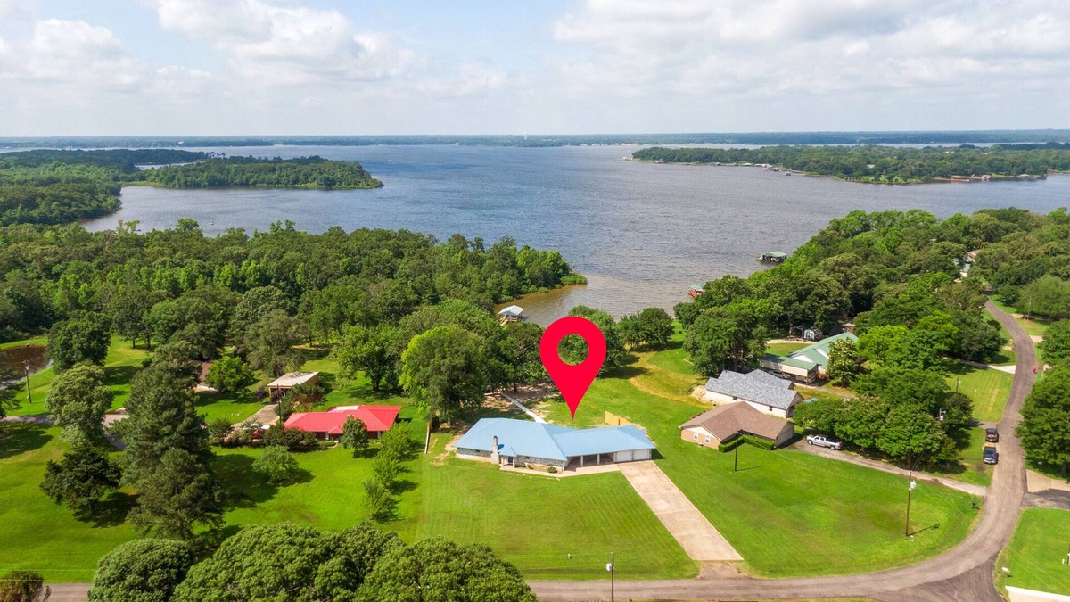 Yantis House | Lake Fork Waterfront Retreat