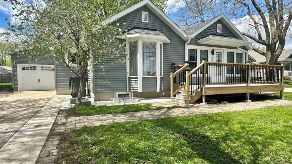 Worthington House | Lake front 2-bedroom house with WiFi and AC in welcoming Worthington