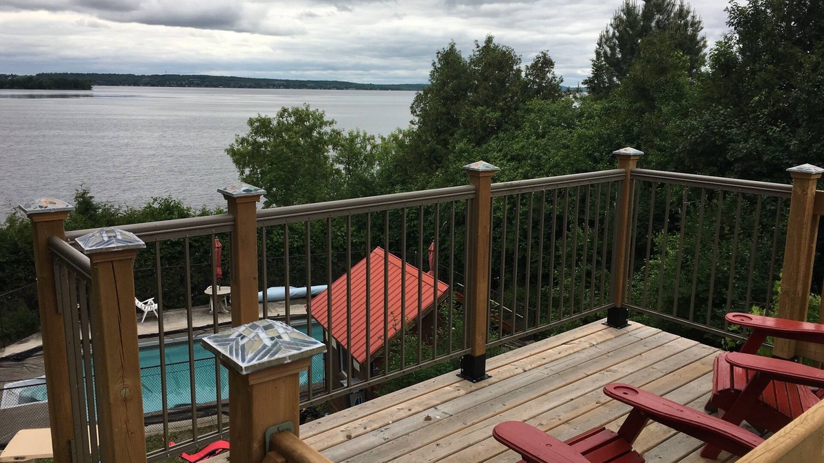 Harwood Ski Chalet | Lake front 3 bedroom 2 Storey Chalet, Sauna, Summer Heated Pool