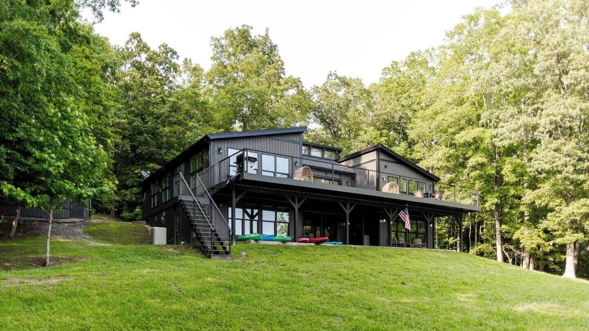 Cadiz House | Lake Front! 8 bedroom* Dock! Fire Pit ! Game Room!