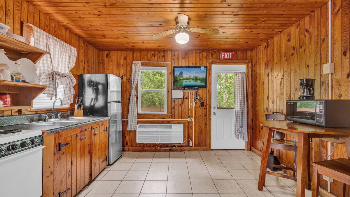 Smithville Cabin | Lake Front Cabin With a Pool and Bar & Grill