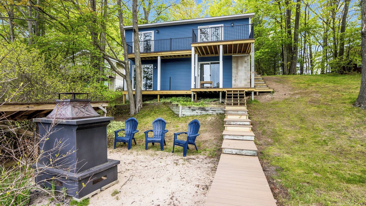 Lake Ann House | Lake Front Cottage in awesome Lake Ann, MI