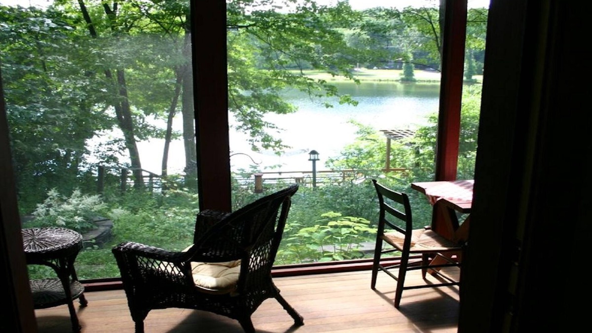 Red Hook Cottage | LAKE FRONT COTTAGE - YEAR ROUND HOT TUB