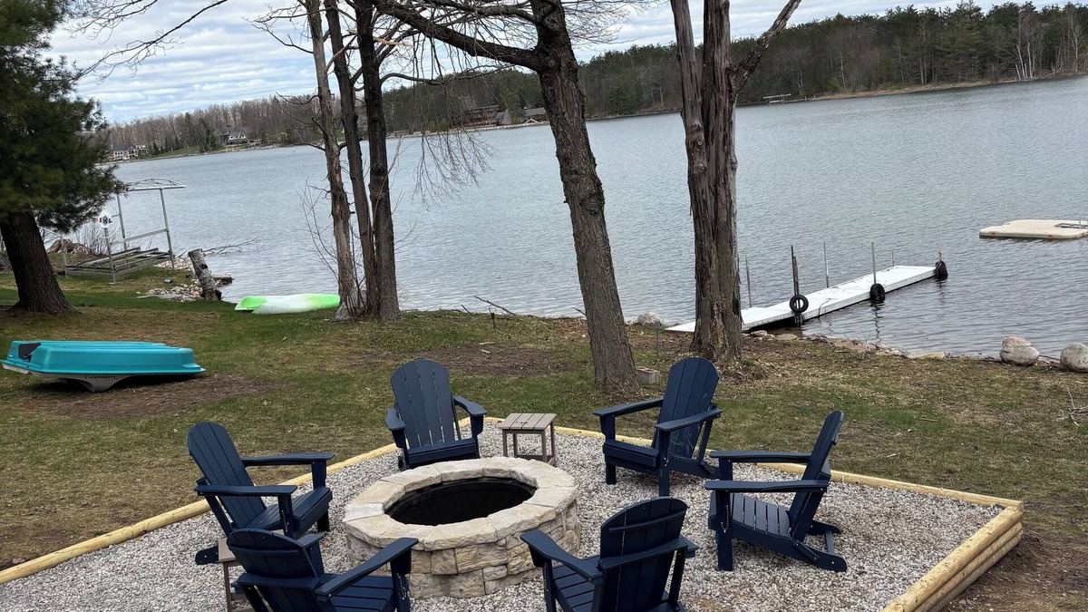 Gaylord House | Lake Front ~ Firepit ~ Kayaks ~ SUPs ~ Yard Games
