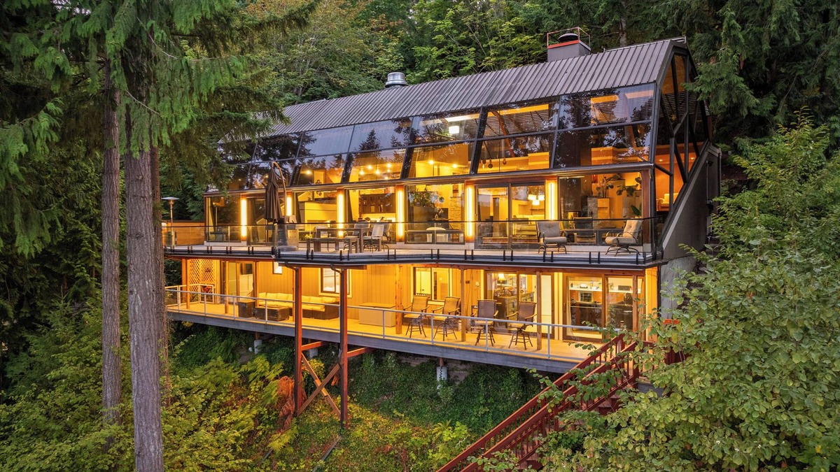Northeast Bellevue House | Lake front Glass house with Private Dock/Lake access/Kayak/Paddle board