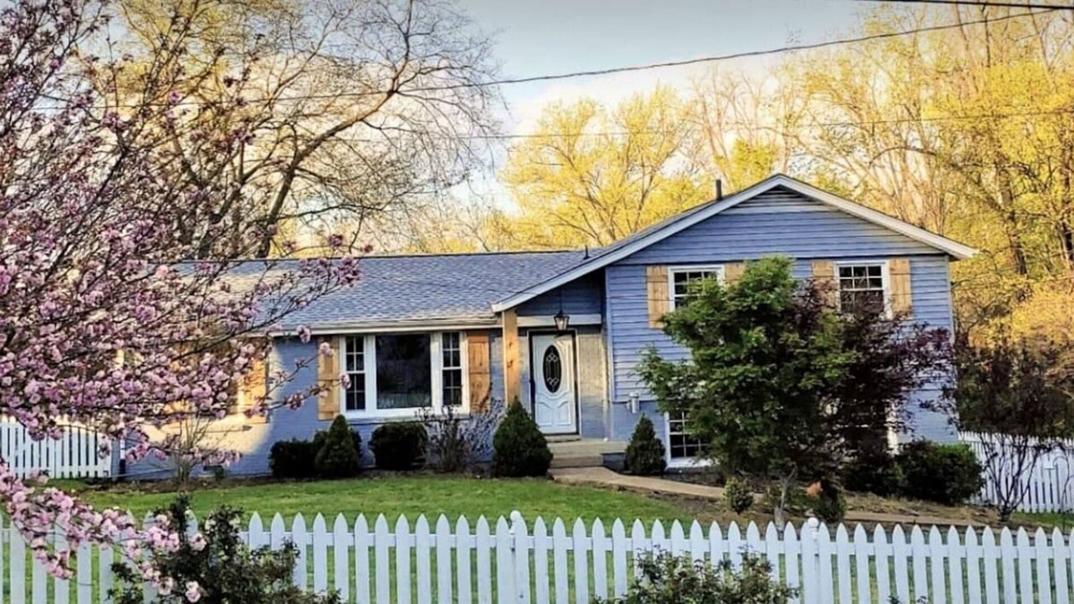 Mount Juliet House | Lake Front Haven with Dual Living Rooms, Hot Tub