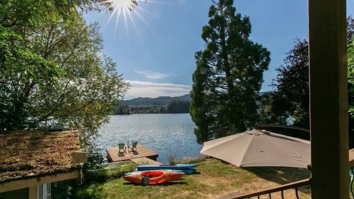 Langford House | Lake Front Home Near The City