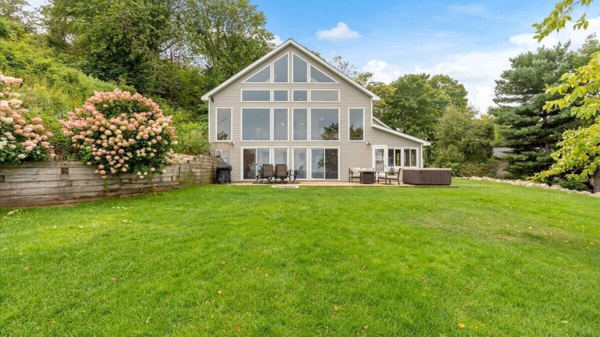 Aitkin House | Lake front home on beautiful Lake Mille Lacs with a 210 degree view of the lake.