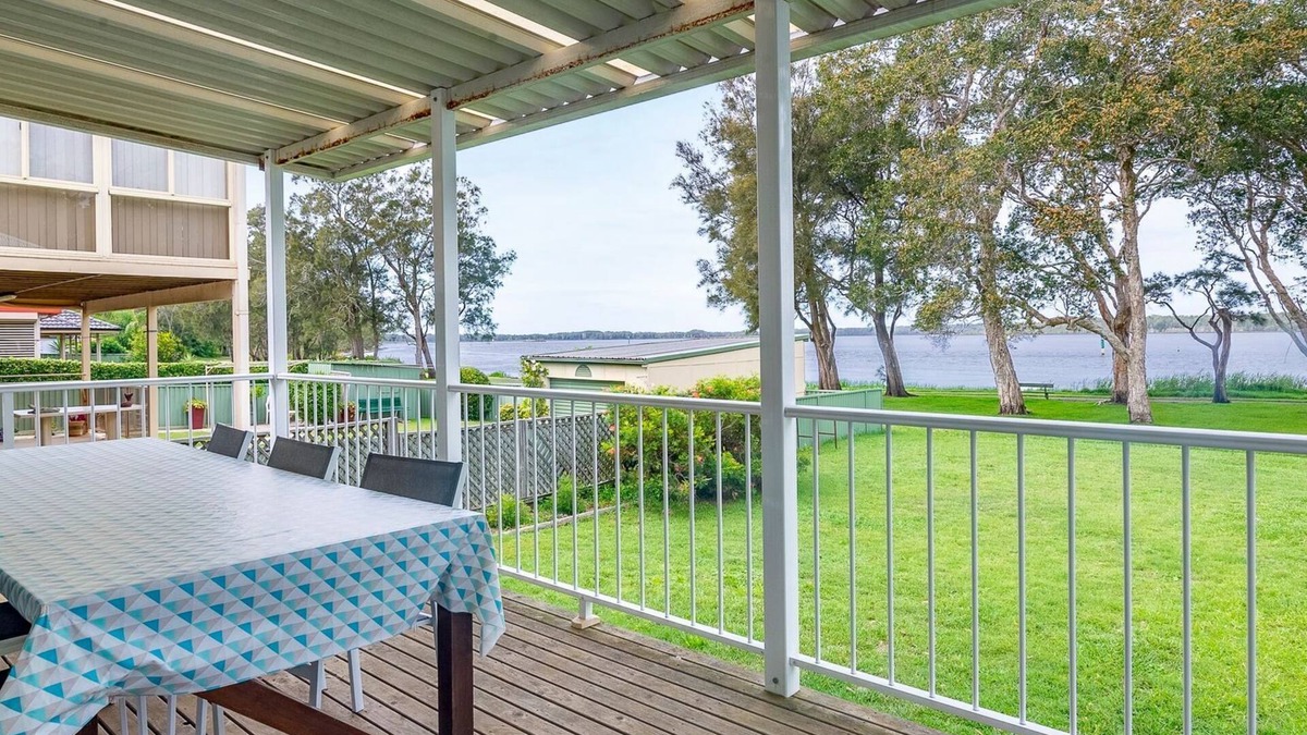 Budgewoi House | Lake Front Home Relax Unwind