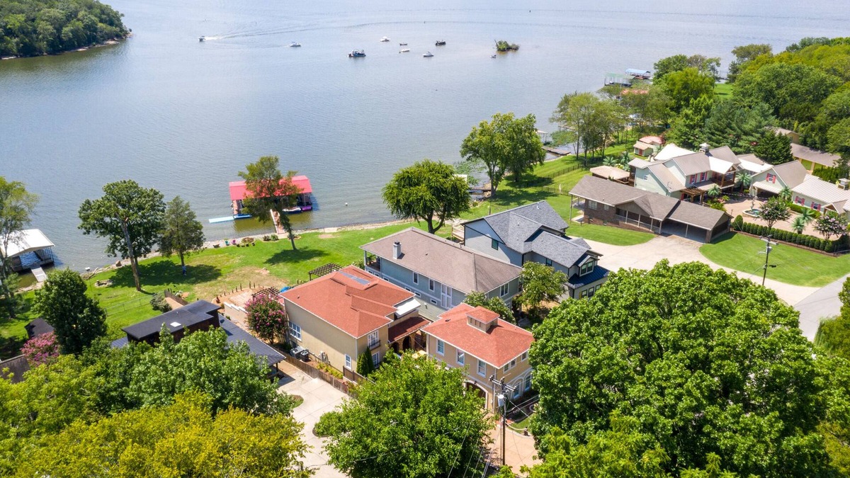 Mount Juliet House | LAKE FRONT HONKY TONKIN LAKE LIFE O/D KITCHEN TIKI HUT PONTOON AVAILABLE nnnn