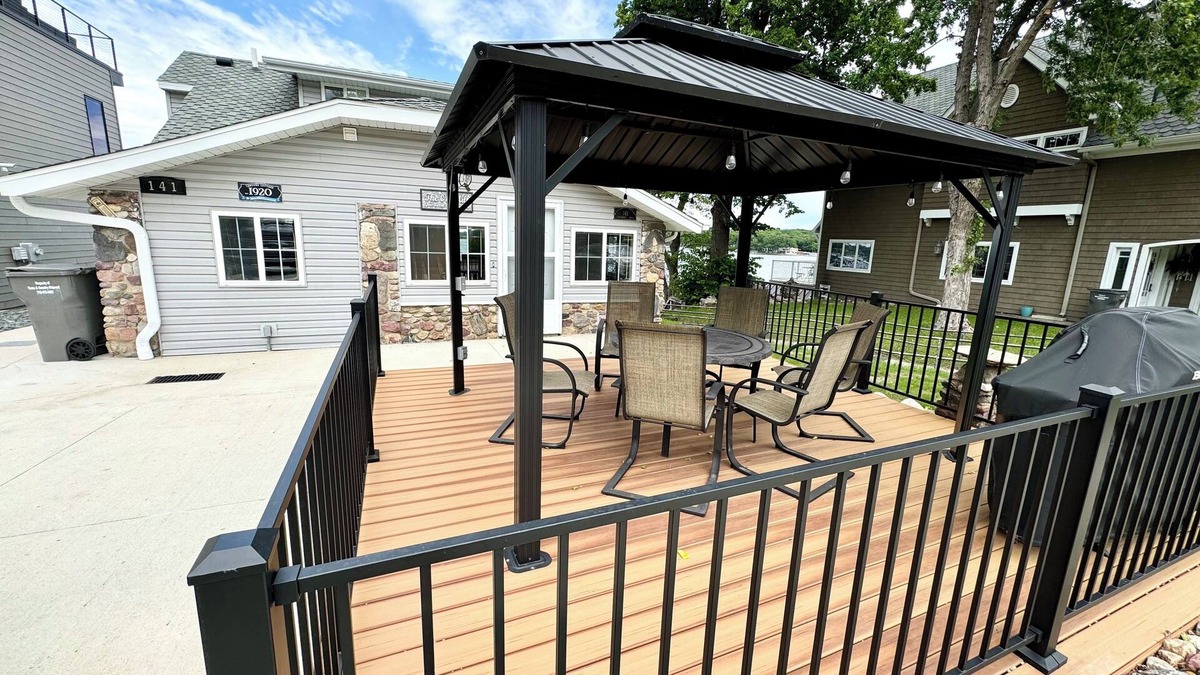 Arnolds Park Cabin | Lake Front House, walking distance to Arnold's Park, shops and restaurants.