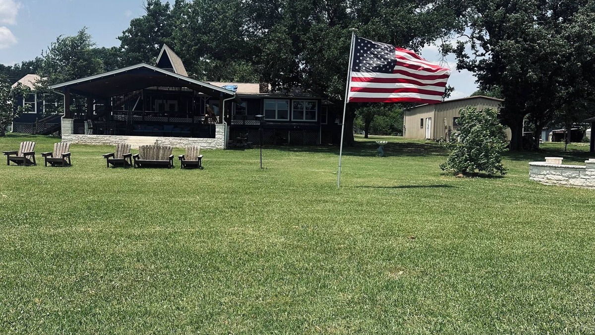 Cotton Gin House | Lake Front House with Spacious 6-bedrooms, AC, WiFi in delightful Groesbeck