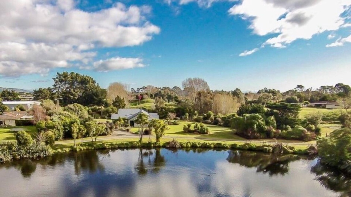 Paraparaumu House | Lake-front life style house with sauna room