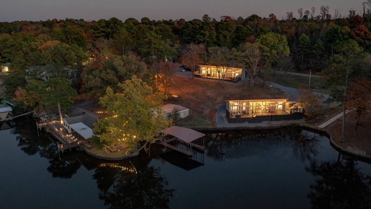 Mid America Resort | Lake Front Resort-Sleeps 22/3 Hot Tubs/3 Fire Pits/Boat Ramp/Dock/2 Game Rooms!