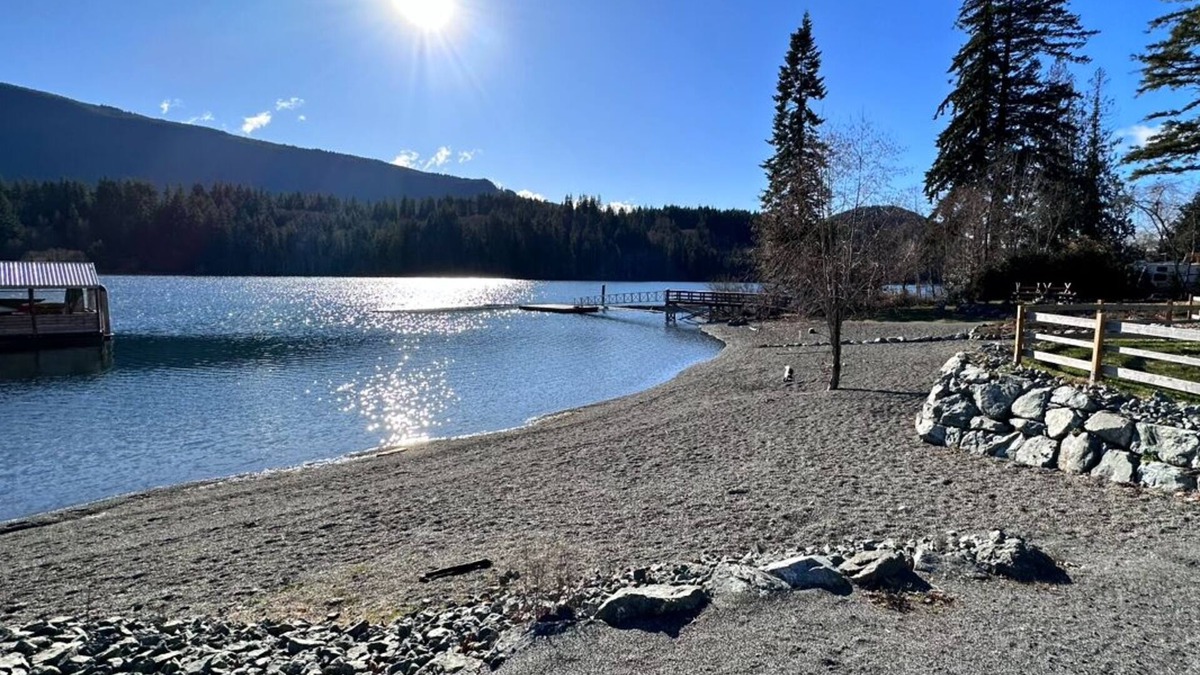 Lake Cowichan Apartment | Lake Front Retreat “New” Sleeps4 Private Beach Access 1King/1Queen/Private Patio