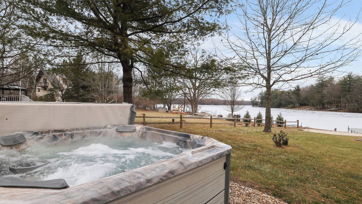 Jim Thorpe House | Lake front with Private Beach, Hot tub, Pool, Pickle Ball, Close to Skiing