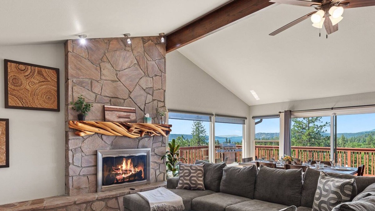 Coeur d'Alene House | Lake Fun, Tesla Ready, Cozy Game Nights