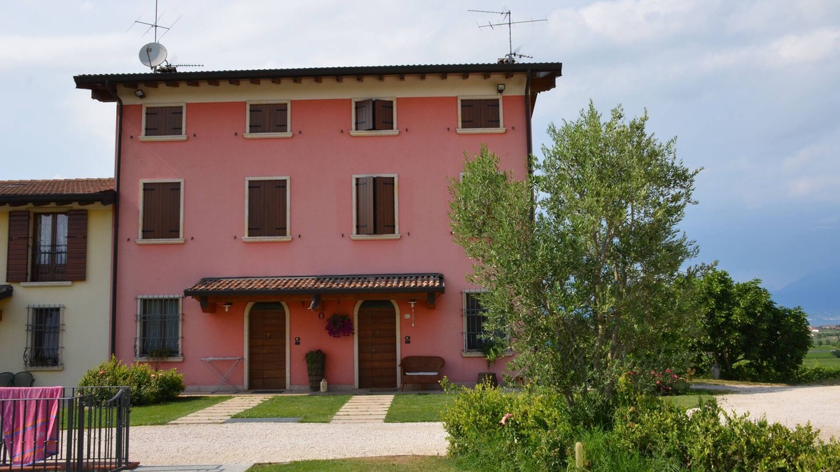 Pozzolengo House | Lake Garda holiday home with panoramic views, 5km from Peschiera del Garda