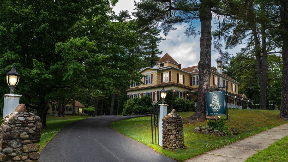 Lake Luzerne-Hadley House | Lake George area Victorian Inn - sleeps 24 - Firepit - A/C - Breakfast included!