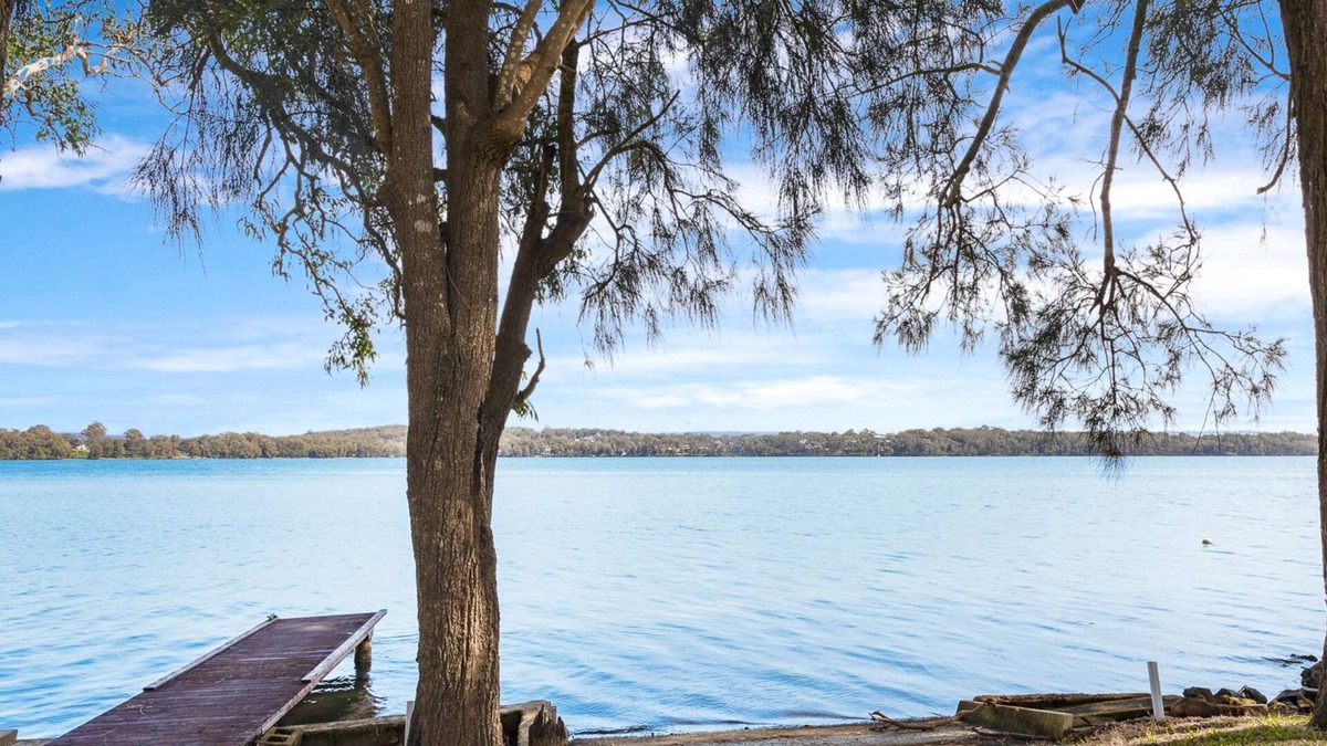 Mannering Park House | Lake Getaway - Stay 2 nights, get 1 night free!