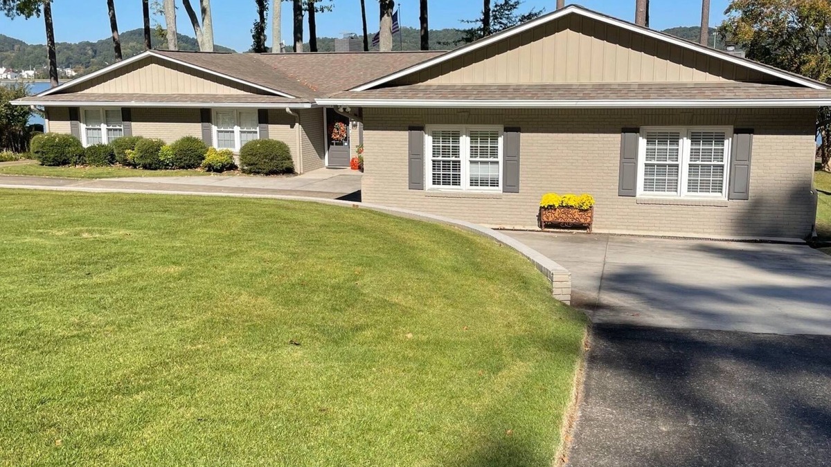 Guntersville House | Lake Guntersville: 4br 4ba house w boat parking, nice patio, near Rocket City!