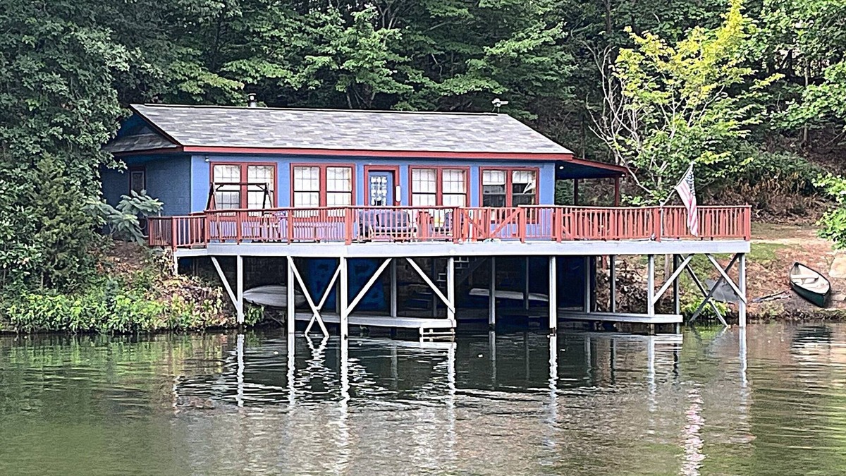 Tanglewood Estates Cottage | Lake Hamilton cottage: Large deck on lake, with kayaks. 15 minutes from Oaklawn