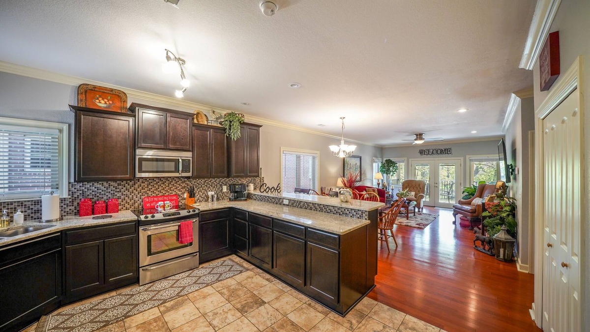 Mid America Condo | LAKE HAMILTON VACATION RENTAL