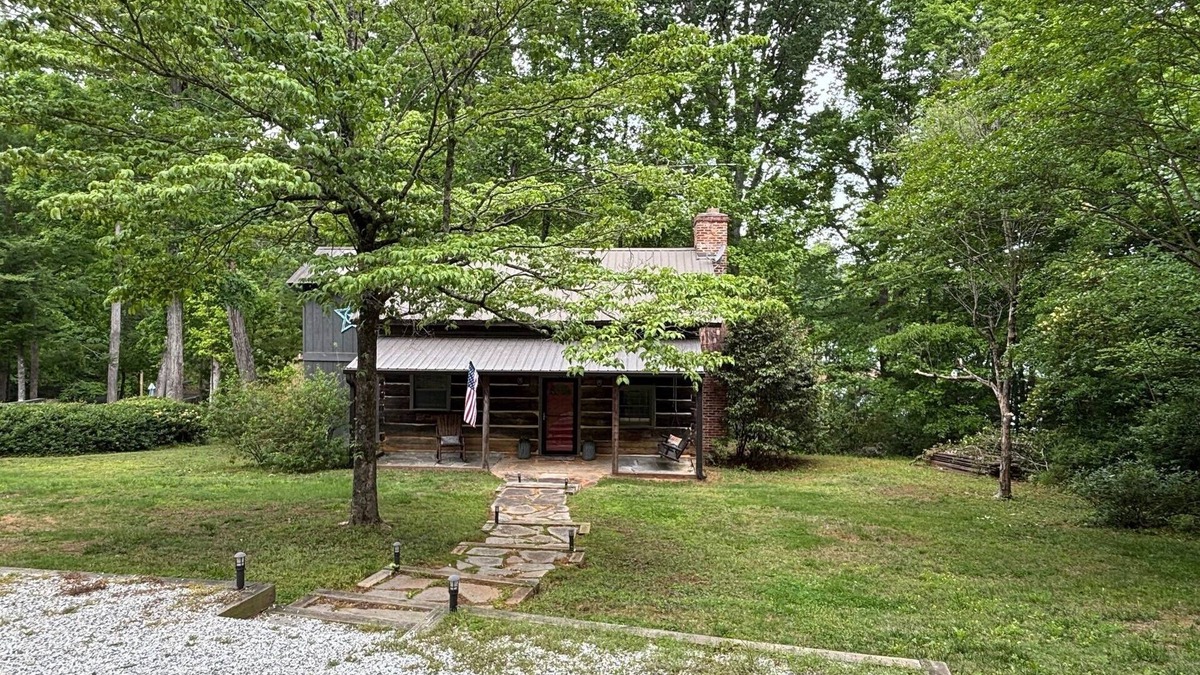 Gumlog Cabin | Lake Hartwell Cabin w/covered dock, sunroom, firepit, deck, sleep 12