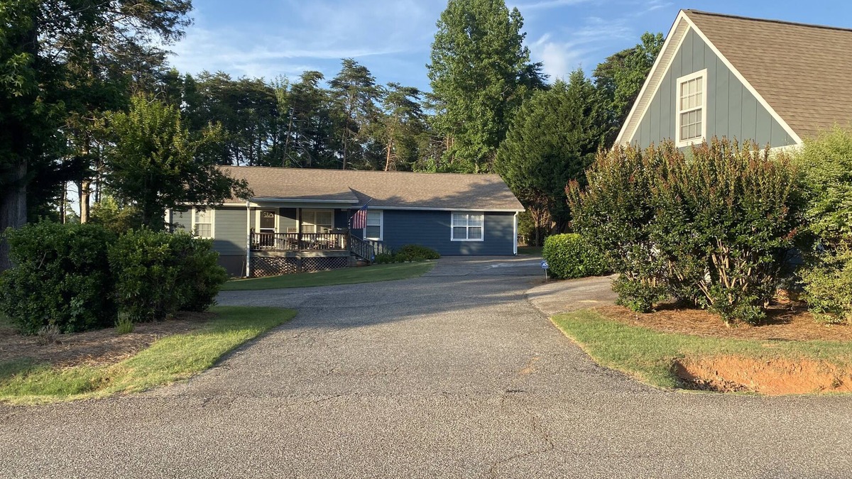 Anderson House | Lake Hatrwell - Anderson, SC. Short drive to Clemson.