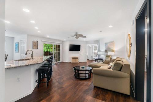 Kimberling City House | Lake Hideaway - Waterfront Condo with Resort Perks