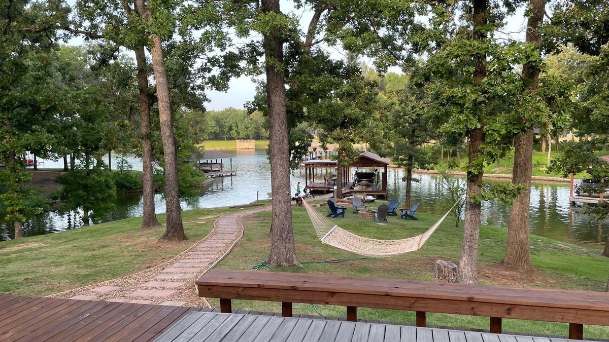 Dogwood House | Lake House Gem: Cozy Waterfront Escape